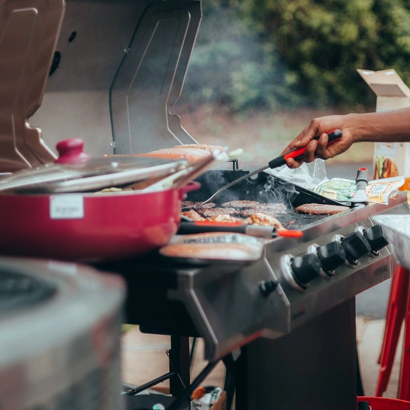 مستلزمات المطبخ للرحلات والتخييم: دليلك الشامل لقائمة مثالية وتجربة لا تُنسى